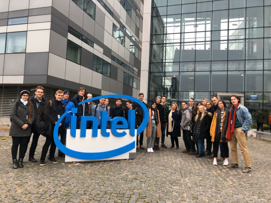 kilkunastoosobowa grupa licealistów stojąca przed wejściem do siedziby firmy Intel